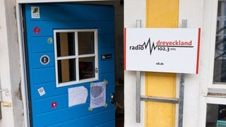 Der juristische Streit um eine Durchsuchungsaktion beim Freiburger Radiosender Radio Dreyeckland geht in die nächste Runde.