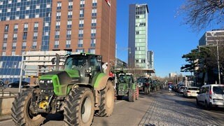 In Freiburg demonstrieren Hunderte Landwirte mit ihren Traktoren.