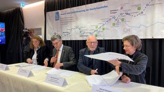Politiker und eine Vertreterin der Bahn haben die Weichen für den Ausbau der Hochrheinbahn gestellt. Gemeinsam unterzeichneten sie den Finanzierungsvertrag.
