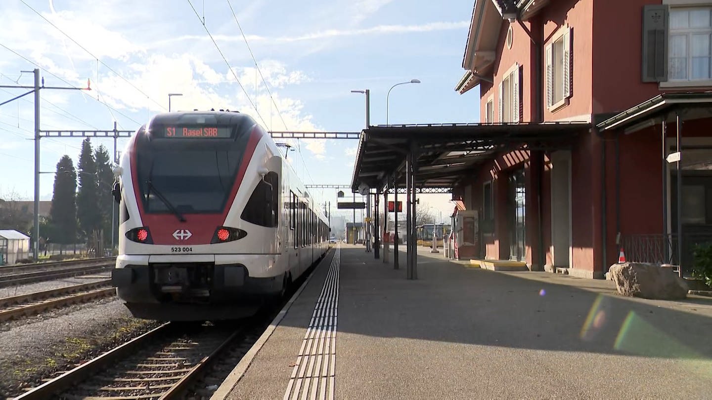 Zug steht am Bahnhof in Laufenburg
