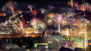 Buntes Feuerwerk am dunklen Nachthimmel: Wo sind die schönsten Aussichtspunkte in Südbaden. Tipps von unseren Reporterinnen und Reportern. 