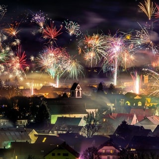 Buntes Feuerwerk am dunklen Nachthimmel: Wo sind die schönsten Aussichtspunkte in Südbaden. Tipps von unseren Reporterinnen und Reportern. 