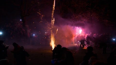 Feuerwerk unter Menschen in Freiburg 
