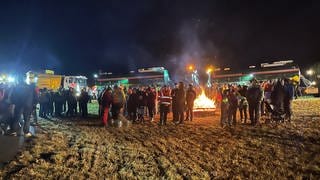 Landwirtinnen und Landwirte haben mit einem Mahnfeuer bei Döggingen protestiert.