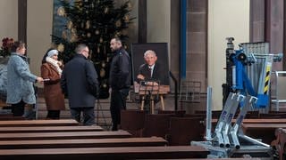 Einen Tag vor der Trauerfeier für Wolfgang Schäuble bereitet Offenburg alles für das letzte Geleit vor: Blumenschmuck, Straßenabsperrungen, Technikcheck für die Live-Sendung. 