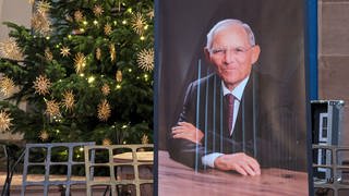 Ein gerahmtes Portrait von Wolfgang Schäuble ist am Donnerstag - einen Tag vor der Trauerfeier und Beerdigung - in der Evangelischen Stadtkirche in Offenburg zu sehen. 