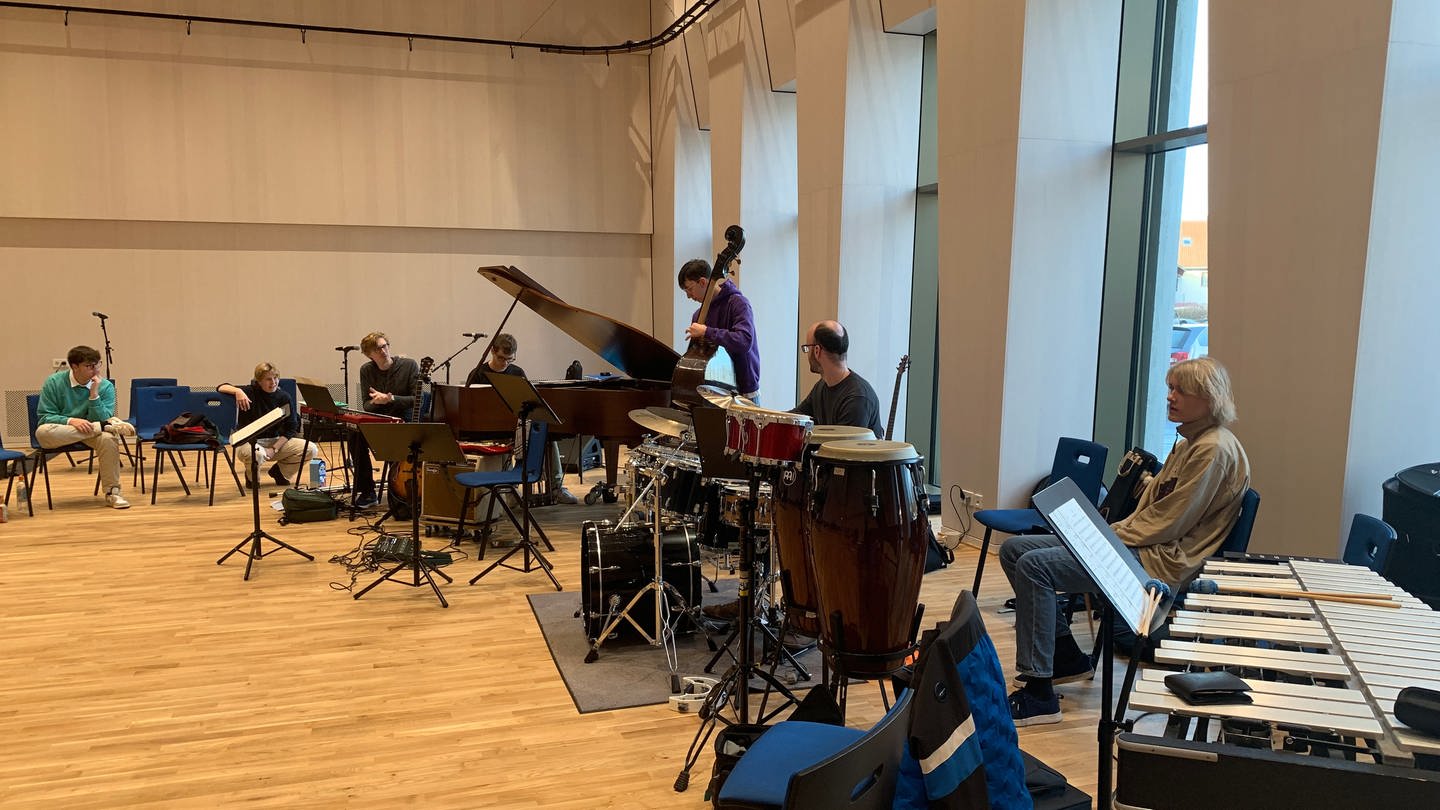 Probe in der BDB-Musikakademie mit Kontrabass, Klavier, Schlagwerk