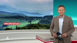 Nachrichtensprecher Michael Saunders präsentiert "Dreiland Aktuell" am 6.1.2024.