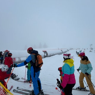 Das Liftangebot war zeitweise einegschränkt. Skifahrerinnen- und fahrer am Feldberg