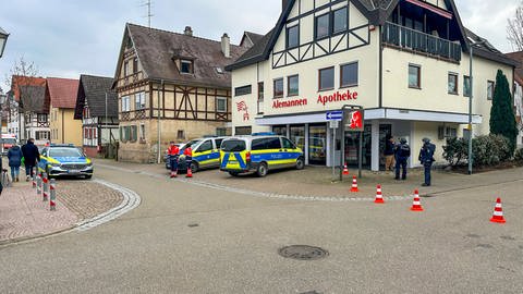 Polizisten und Polizeifahrzeuge im Zentrum von Friesenheim