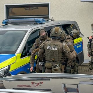 Polizisten und Polizeifahrzeuge im Zentrum von Friesenheim