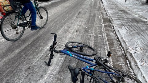 Fahrrad liegt nach Sturz auf glatter Straße 