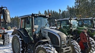 Hunderte Landwirtinnen und Landwirte kämpfen sich mit ihren Maschinen am Donnerstag den Schwarzwald hoch.