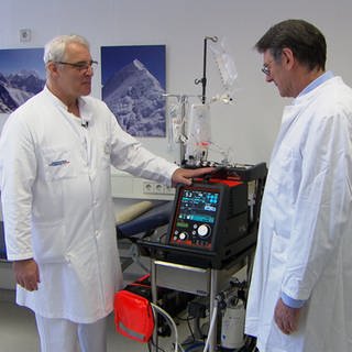 Herzchirurg Georg Trummer (links) und Herzspezialist Friedhelm Beyersdorf (rechts) mit der neuen Herz-Lungen-Maschine der Uniklinik Freiburg "Carl".