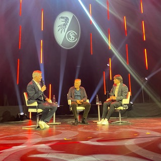 Moderator Tom Bartels im Gespräch mit SC-Trainer Christian Streich und dem ehemaligen Bundestrainer Jogi Löw beim Neujahrsempfang des Sportclubs Freiburg.