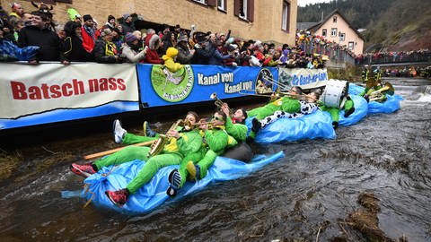 Auch die Stadtmusik Schramberg ist bei der Da-Bach-Na-Fahrt auf der Schiltach unterwegs