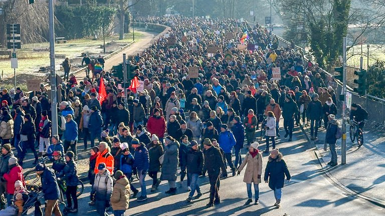 Der Demonstrationszug ist am Samstagvormittag vom "Platz der Verfassungsfreunde" in Richtung Offenburger Innenstadt gezogen.
