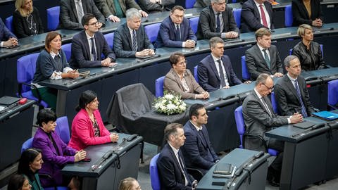 Schäubles ehemaliger Platz im Bundestag war mit einem Trauergesteck geschmückt