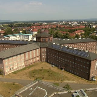 Die Justizvollzugsanstalt Freiburg ist von oben zu sehen.