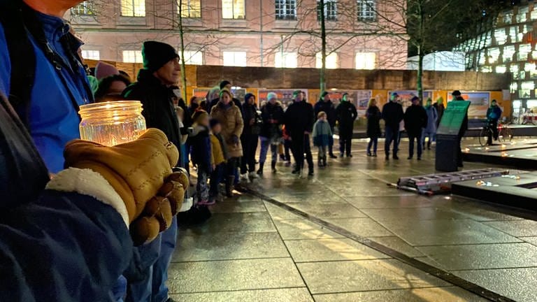 Am Donnerstagabend wurde die letzte der Kerze des Chanukka-Festes angezündet - öffentlich auf dem Platz der Alten Synagoge in Freiburg.