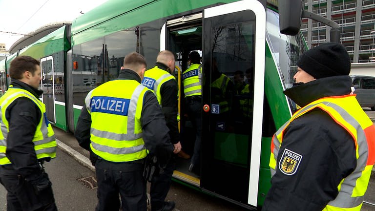 Die Bundespolizei steigt kurz vor der deutschen Grenze in die Basler Straßenbahnlinie 8 ein.