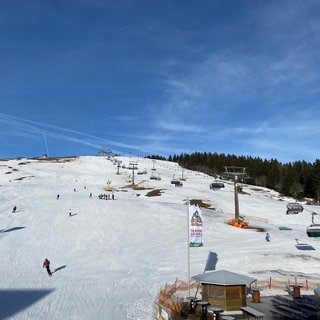 Blick auf Wintersportler auf der Piste am Seebuck-Gipfel auf dem Feldberg.