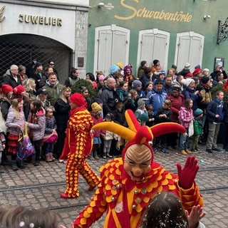 Mehr als 3.400 Hästrägerinnen und Hästräger sind beim Fasnetsmendigumzug durch Freiburg gezogen .Der Umzug ist der Höhepunkt der Fastnacht in Freiburg. Tausende stehen am Straßenrand und feiern das bunte Treiben.