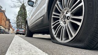 Aktivisten lassen Luft aus Reifen von SUVs 