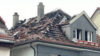 Nach einem Brand in Furtwangen (Schwarzwald-Baar-Kreis) ist ein Mehrfamilienhaus nicht mehr zu bewohnen. Der Schaden wird auf rund 100 000 Euro geschätzt, wie die Polizei am Samstag mitteilte.