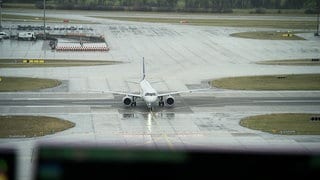 Ein Flugzueg auf der Piste des Züricher Flughafens.