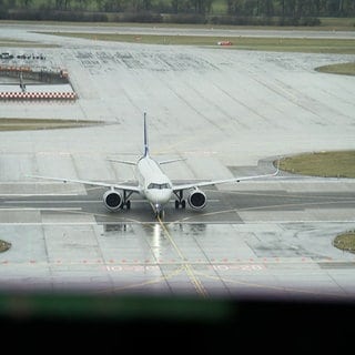 Ein Flugzueg auf der Piste des Züricher Flughafens.