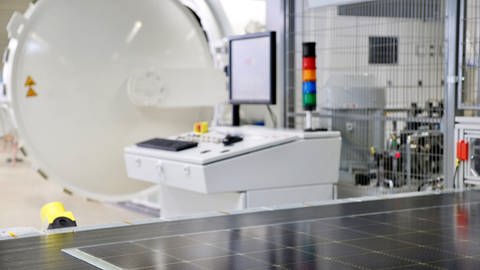 An verschiedenen Industrie-Anlagen im Entwicklungszentrum des Fraunhofer ISE können Solarmodulhersteller ihre Produktideen testen.