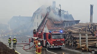 Die Flammen griffen vom Sägewerk auch auf das Wohnhaus der Eigentümerfamilie über. 