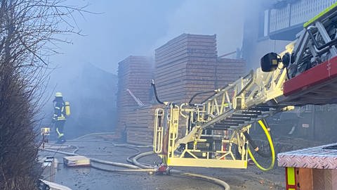 Seit dem frühen Donnerstagmorgen brennt in Murg-Hänner im Kreis Waldshut ein Sägewerk. Die Feuerwehr ist im Großeinsatz, rund 150 Einsatzkräfte, davon insgesamt 100 Feuerwehrleute sind vor Ort. 