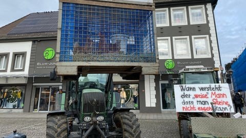 Protest von Bauern auf dem Marktplatz in Emmendingen: Auch Hühner gackern und demonstrieren. 
