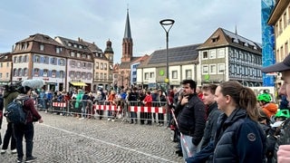 Der Kanzler in Emmendingen - das ist Premiere. Viele Schaulustige wollen Scholz live erleben. 