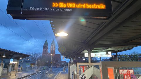 Am Freiburger Hauptbahnhof fahren am Montag keine Busse und Bahnen wegen des Warnstreiks.