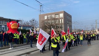 Bereits am Donnerstag hatte ver.di in Freiburg zum Streik im Nahverkehr aufgerufen. Vor dem Gelände der Freiburger Verkehrs AG gab es ene Kundgebung. 