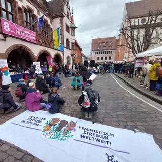 Impressionen vom Feministischen Kampftag auf dem Rathausplatz in Freiburg