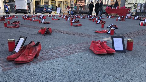 114 Schuhpaare stehen für 114 ermordete Frauen - Aktion des Lörracher Frauenhauses zum Internationalen Frauentag 