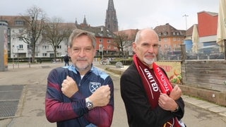 John Ratomski und Martin Godleman aus London sind West Ham United-Fans und waren beim Spiel in Freiburg dabei.