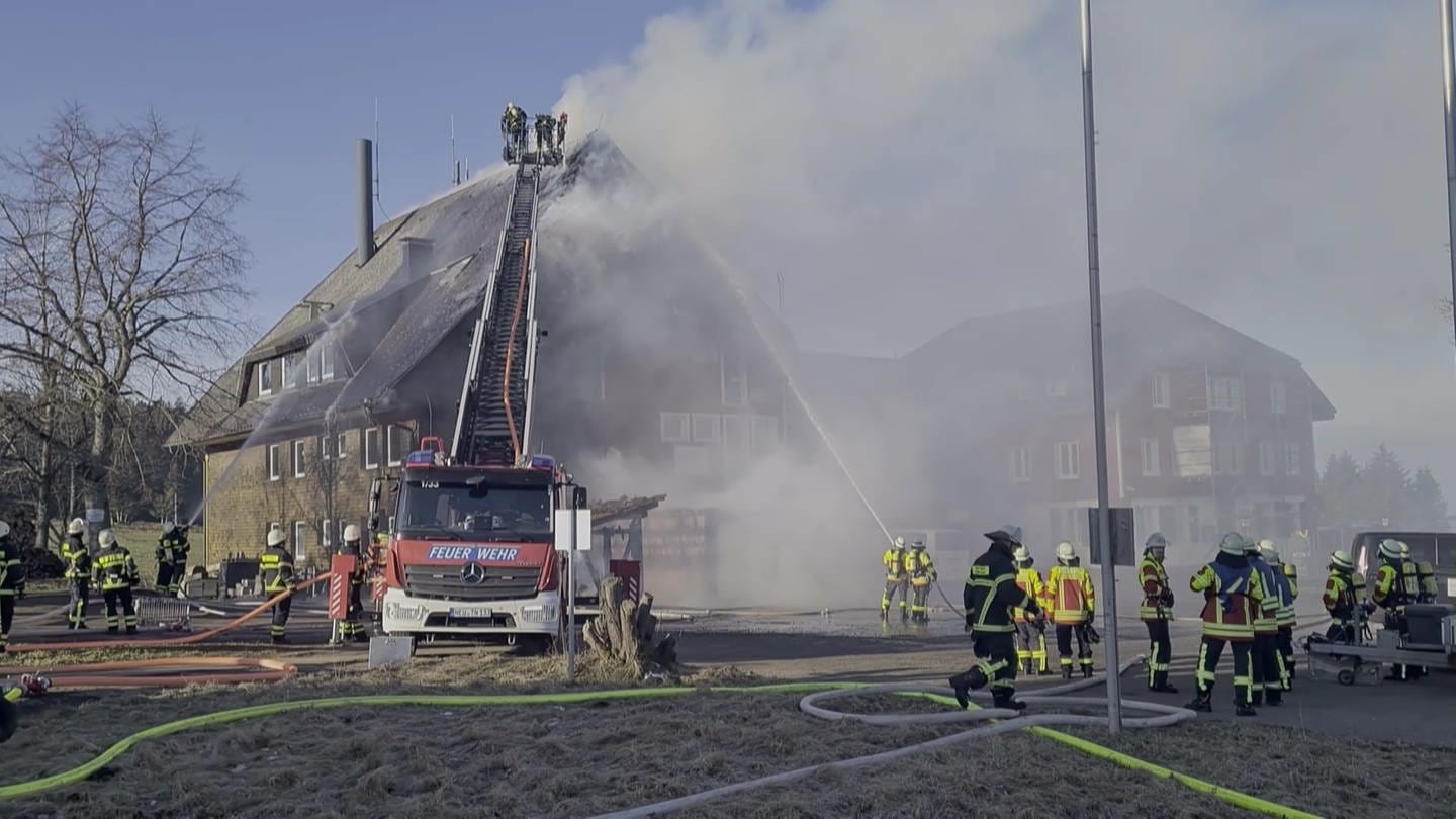 Nach dem Großbrand in einer Unterkunft für Jugendliche in St. Märgen im Kreis Breisgau-Hochschwarzwald am Samstag gibt es keine konkreten Anhaltspunkte für Brandstiftung.