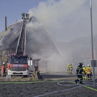 Nach dem Großbrand in einer Unterkunft für Jugendliche in St. Märgen im Kreis Breisgau-Hochschwarzwald am Samstag gibt es keine konkreten Anhaltspunkte für Brandstiftung.