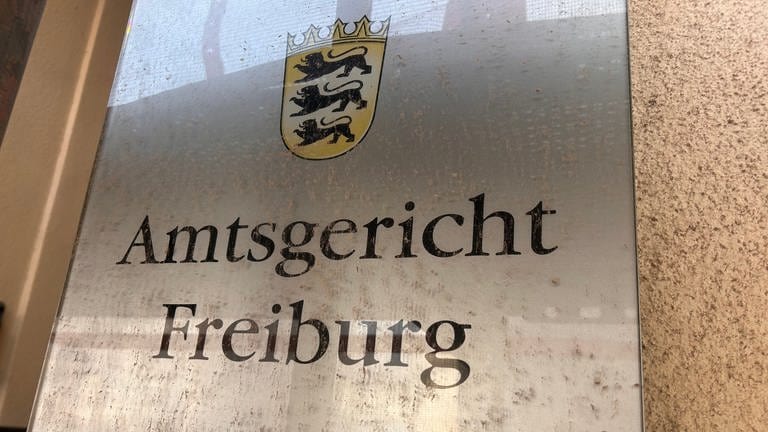 Schild vom Amtsgericht in Freiburg 