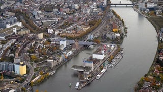 Drohnenaufnahme vom Rhein, links Frakreich und die Schweiz, rechts Deutschand.