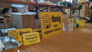 Schilder zu Honig und Bienen 