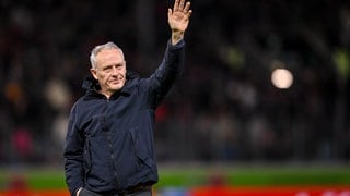 Freiburgs Trainer Christian Streich winkt den Fans.