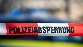 Eine Absperrung der Polizei (Symbolfoto) Im Landkreis Waldshut sind drei Menschen getötet worden