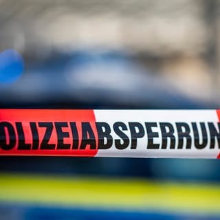 Eine Absperrung der Polizei (Symbolfoto) Im Landkreis Waldshut sind drei Menschen getötet worden