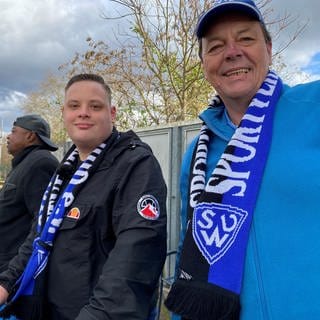 Harry Bülau (rechts) ist froh, dass Tommy im Stadion für Stimmung sorgt.